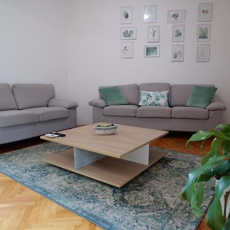 Arena Apartment With 3 Bedrooms In The City Center Pula Exterior foto
